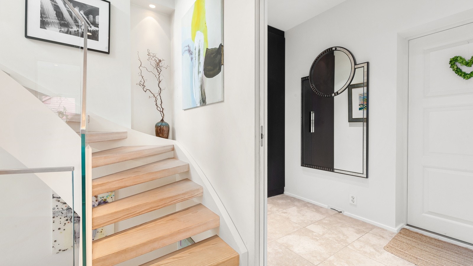 Stjernearktitekt Sven Gundersen har tegnet planløsningen samt fasadeendringene på eiendommen. Her er det høy kvalitet i alle rom og alle hjørner av tomten. Møbelsnekret garderobe fra Sætrevik snekkeri og fliser (kalkstein) fra Fired Earth i gangen. Galleribilde