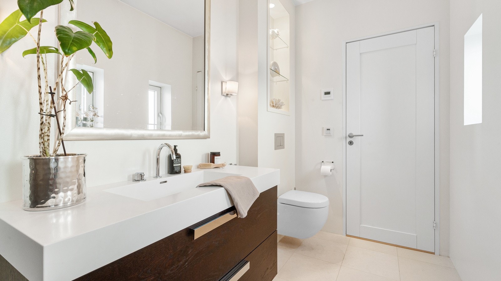 Det er rør i rør vannforsyningssystem og elektrisk anlegg fra 2010/2011. I underetasjen er det eget teknisk rom med sentraler for alle de tekniske installasjonene på eiendommen. Galleribilde