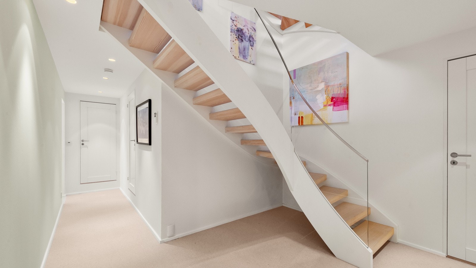 Lys og fin underetasje på 89 kvadratmeter. Det er varmekabler i hele denne etasjen og det er også dørtelefon med videofunksjon i alle tre etasjene. Galleribilde