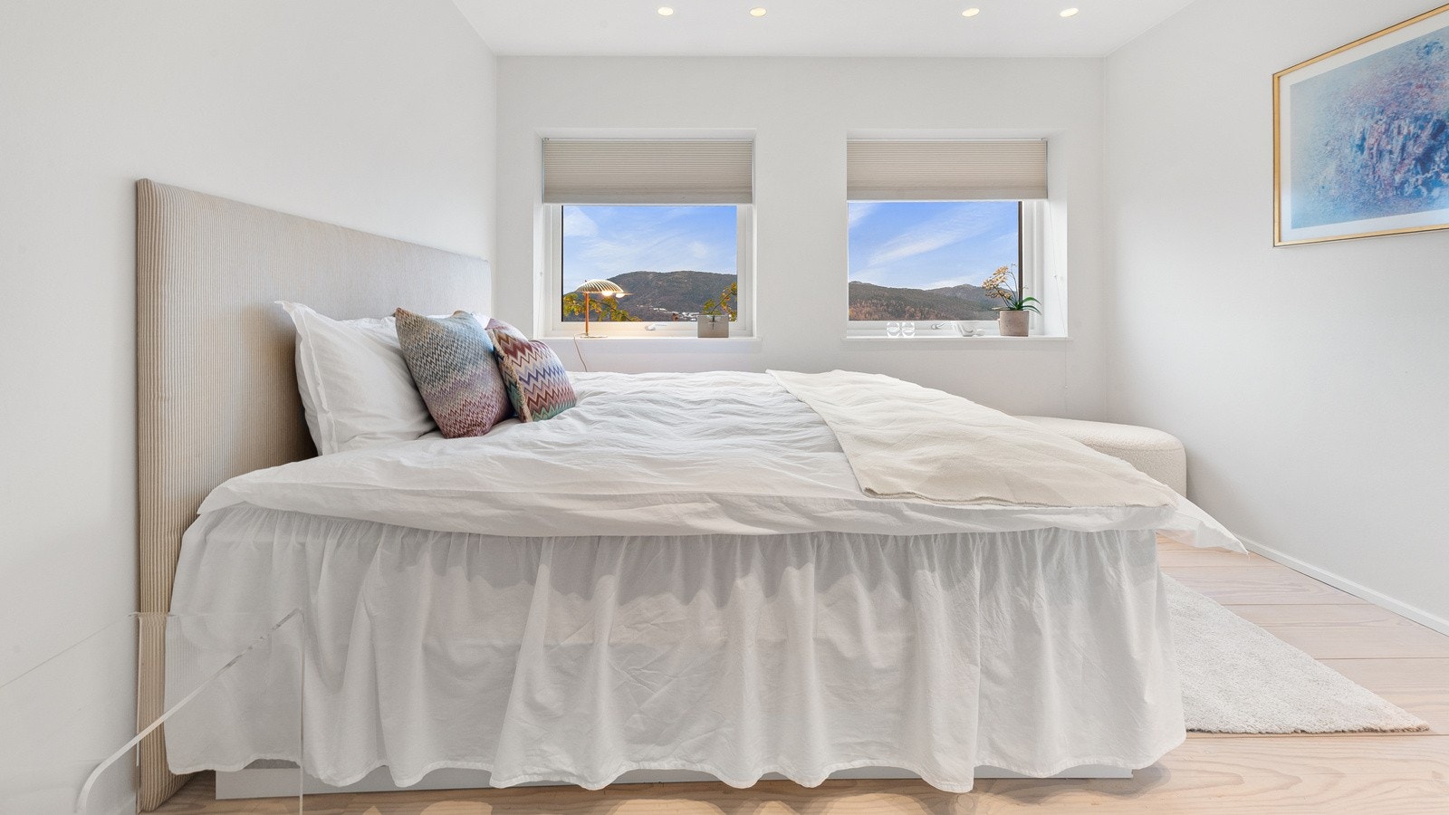 Soverom nr. 2 er 11,7 kvm. med lyse overflater og nydelig utsikt. Galleribilde