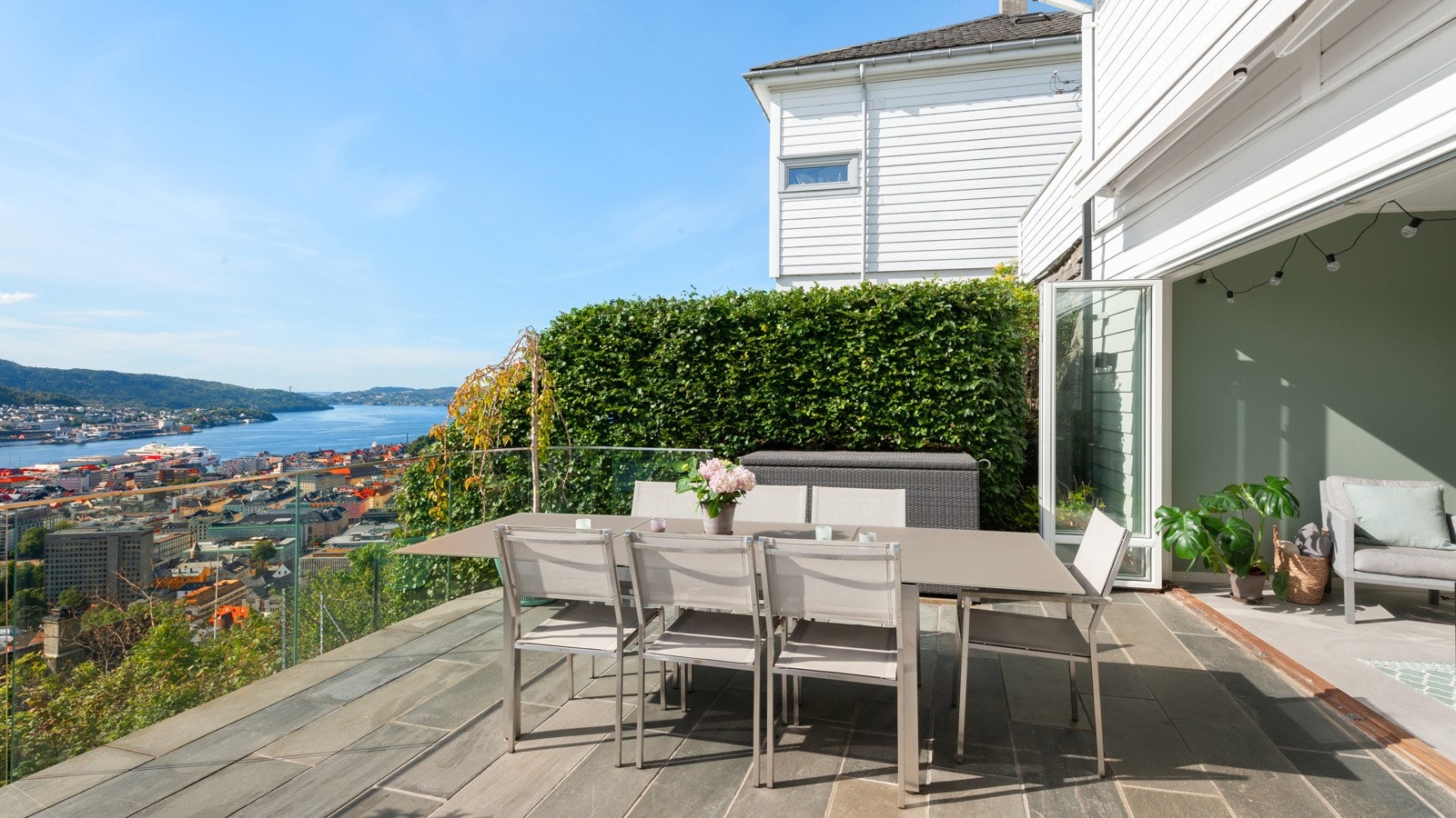 Lun og fin terrasse direkte vendt mot solen. Galleribilde