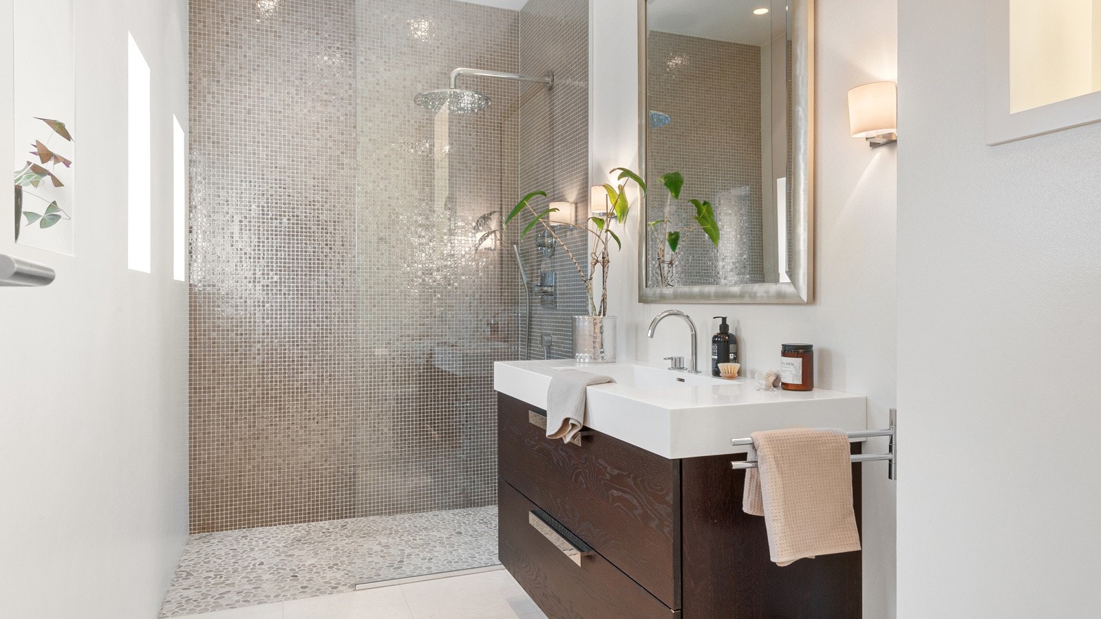 Delikate bad med hotellpreg. Dette badet ligger i hovedetasjen med inngang fra gang/entré. Galleribilde