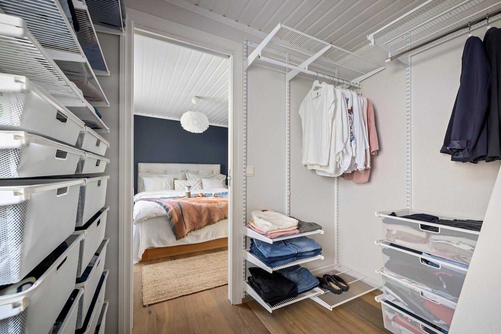 Praktisk walk-in garderobe tilknyttet hovedsoverommet. Her er det godt med oppbevaringsplass Galleribilde