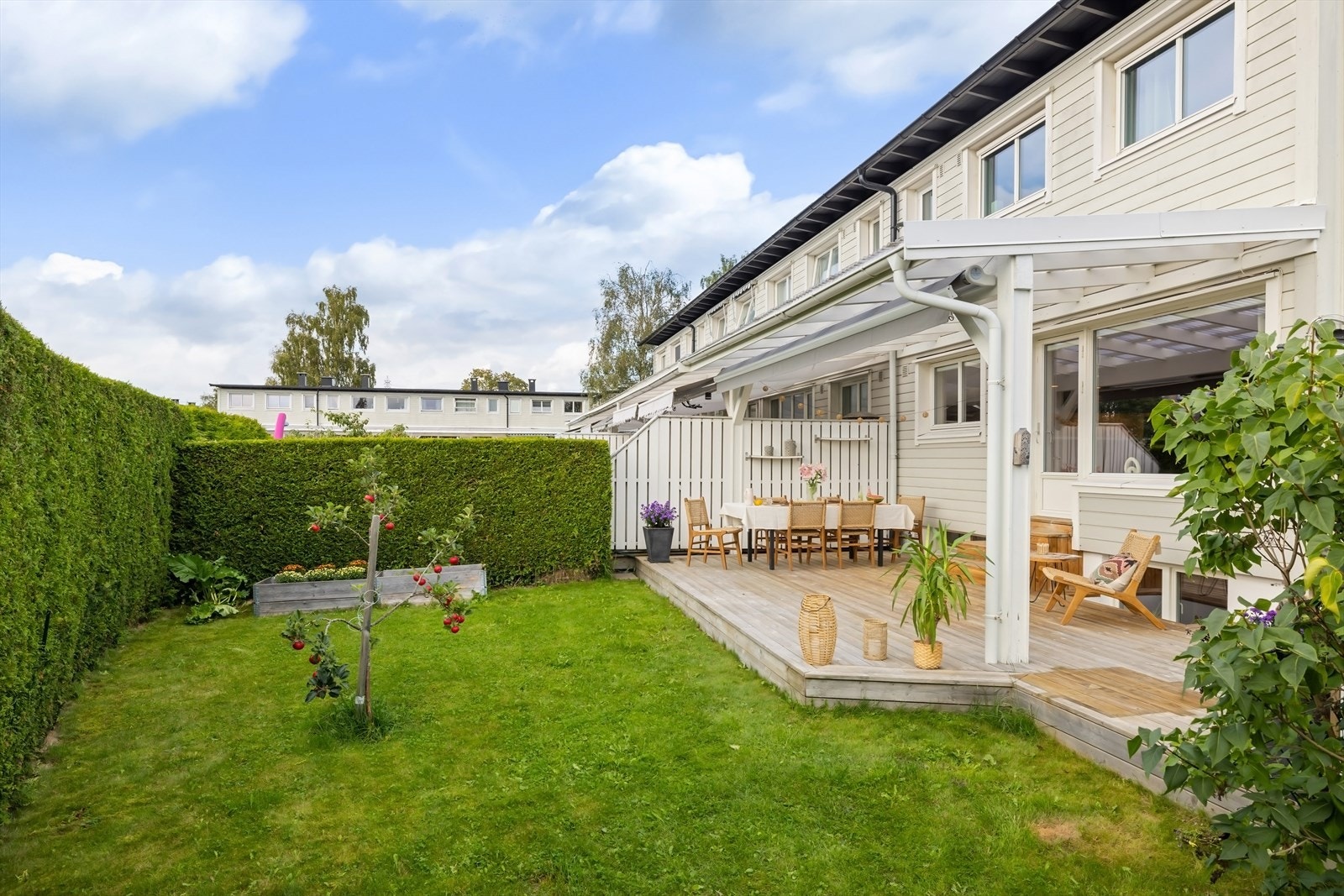 Terrassen er vestvendt, her får kjøper gleden av sol store deler av ettermiddagen og kvelden Galleribilde