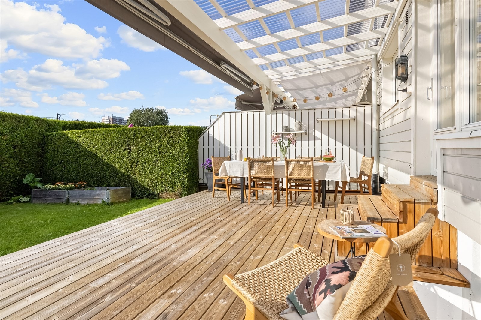 Her er det god plass til flere sittegrupper og soner. Stor elektrisk markise på terrasse Galleribilde