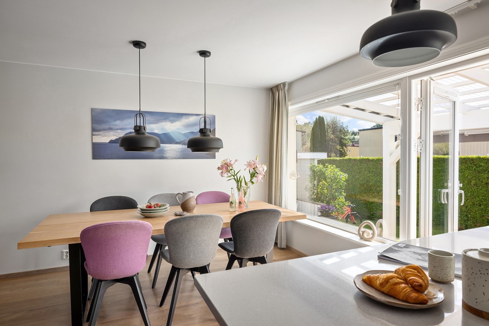Attraktiv utgang direkte ut på terrassen med tilhørende hage. Velkommen ut for å ta en titt på uteplassen i solskinn... Galleribilde