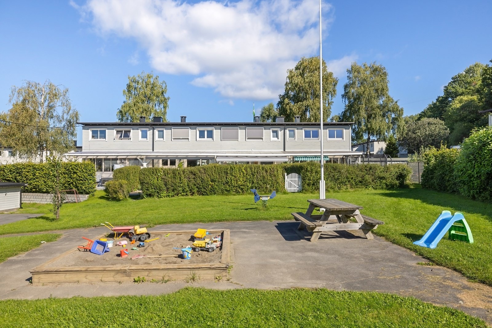 Barnevennlig område med flere lekeplasser i umiddelbar nærhet Galleribilde