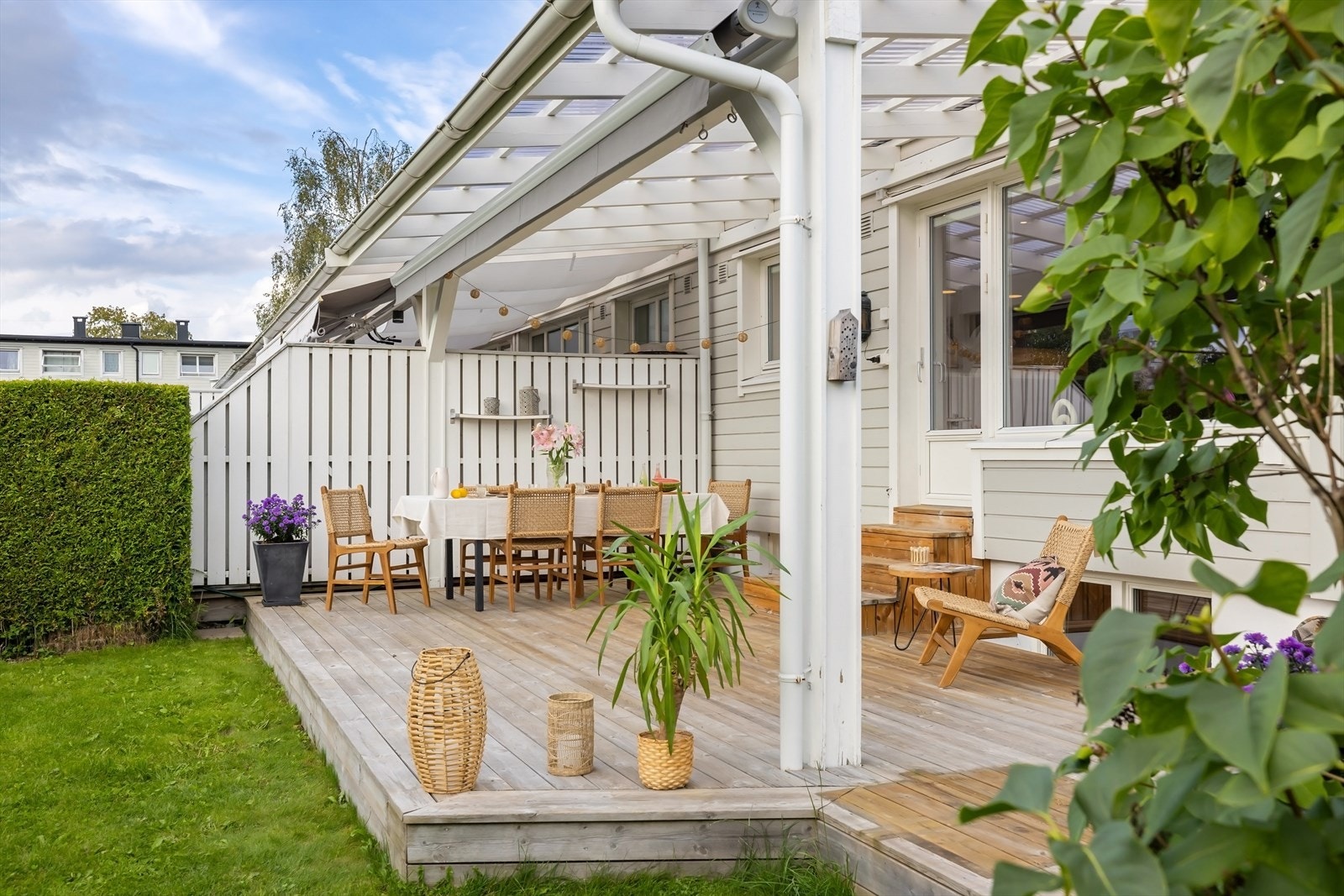 Uteplassen er et naturlig samlingspunkt hvor man kan invitere familie, gode venner, naboer og nyte lange sommerkvelder Galleribilde