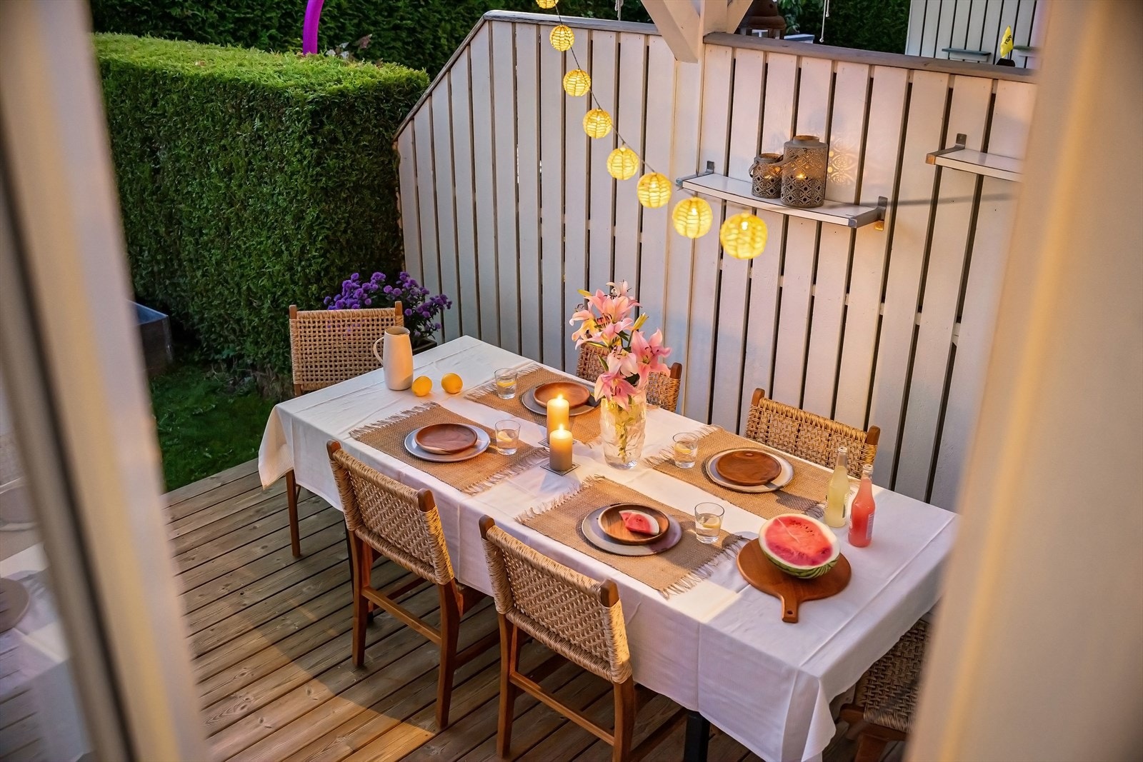 Her er det rikelig med plass til å dekke på til langbord i frodige og tilbaketrukket omgivelser Galleribilde