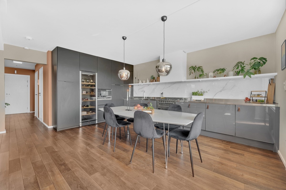 Det er godt med skap- og benkeplass på kjøkkenet. Innredningen er fra Ikea. Galleribilde