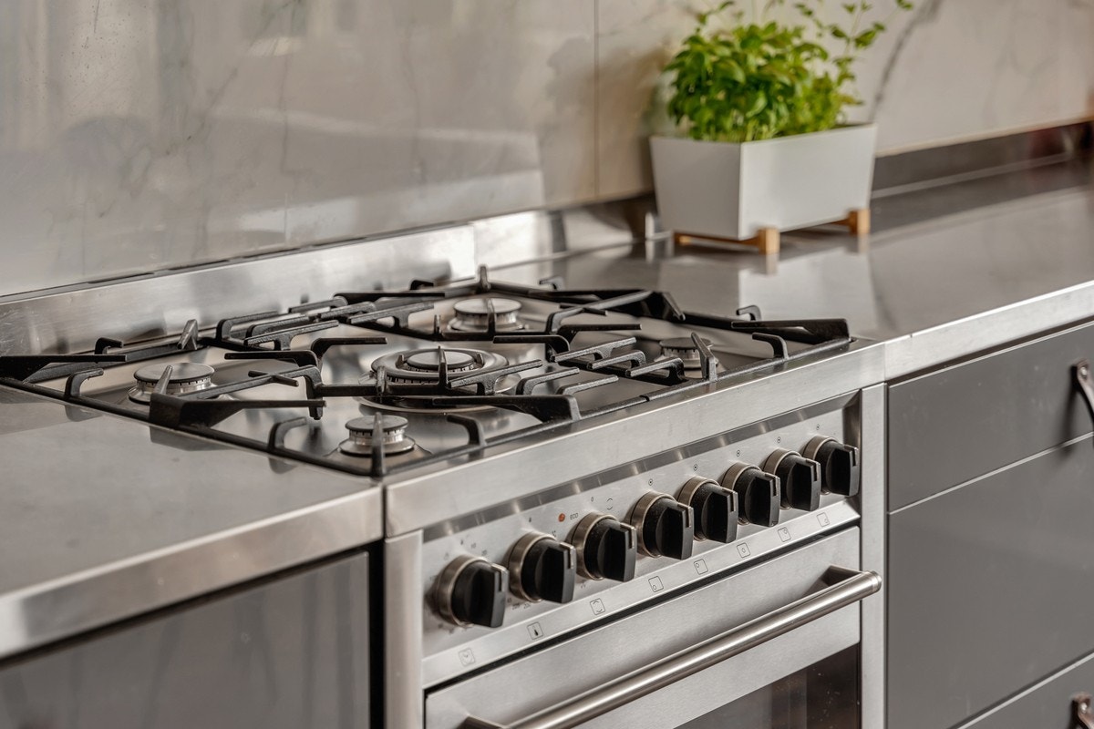 Gasskomfyr fra Smeg. Benkeplate i rustfritt stål. Galleribilde