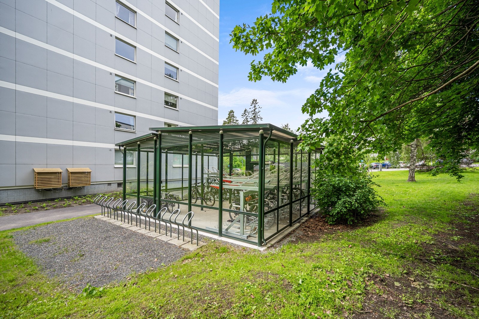 Sykkelparkering rett utenfor blokka som beboerne kan benytte seg av. Galleribilde