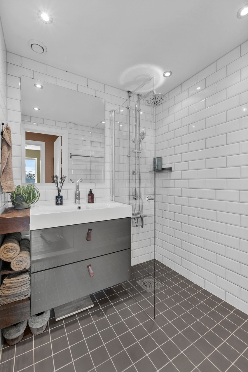 Badet har praktisk innredning, gulvvarme og regnfall dusj. Downlights i himling. Galleribilde