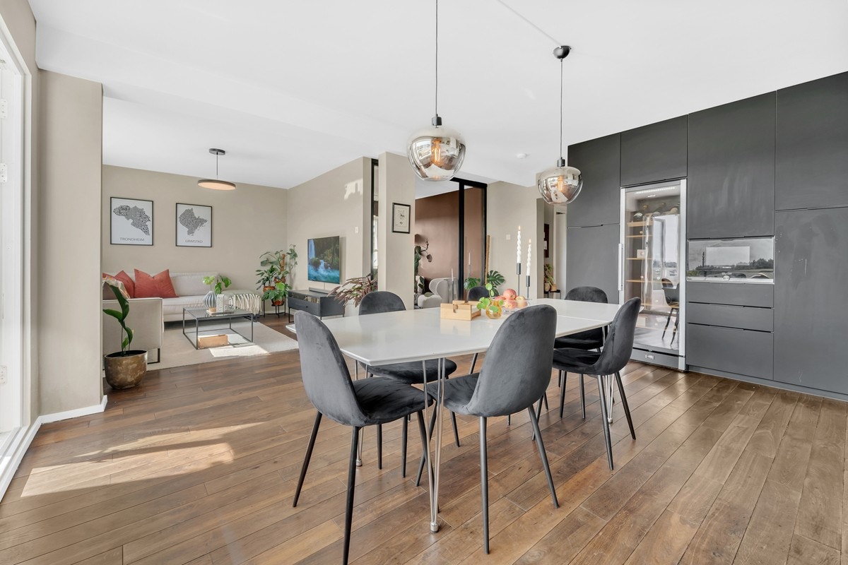 Stor spisestue med plass til mange gjester. Galleribilde