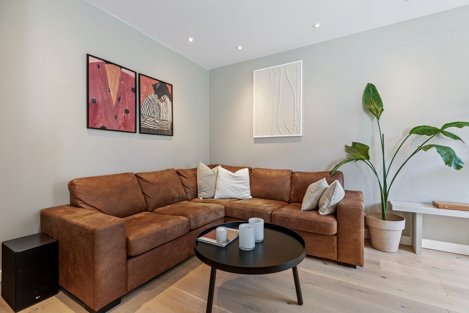 Nedfelt himling med integrerte spotter setter et lukseriøst preg på rommet Galleribilde