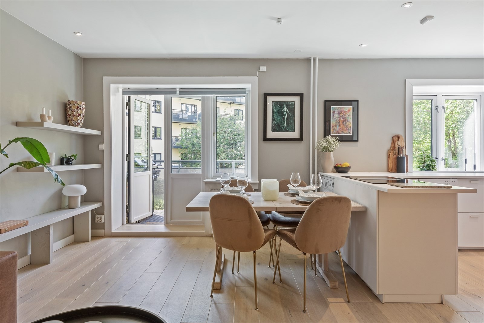 Store vindusflater går gjennom i hele boligen og du får rikelig med naturlig lys Galleribilde