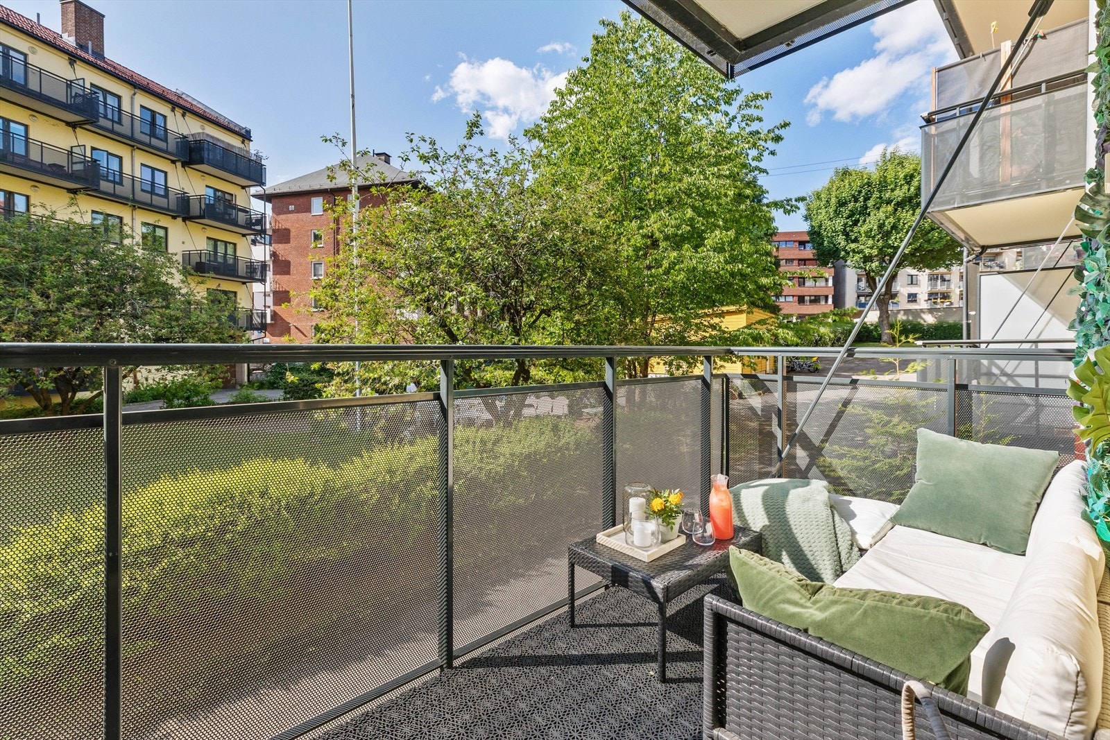 Balkongen er på 6 kvm og får plass til en koselig sofagruppe med tilhørende møblement Galleribilde