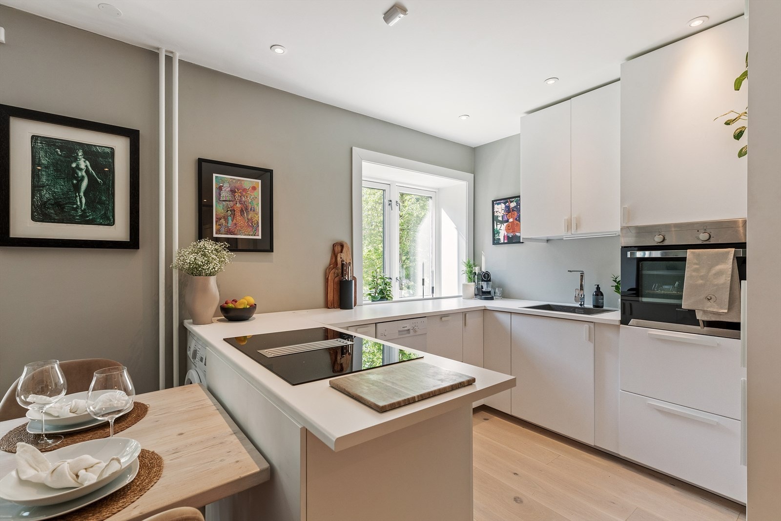 Kjøkkenet er fra IKEA og gir muligheter for rimlige fremtidige endringer hvis ønskelig. Integrerte hvitevarer medfølger salget Galleribilde