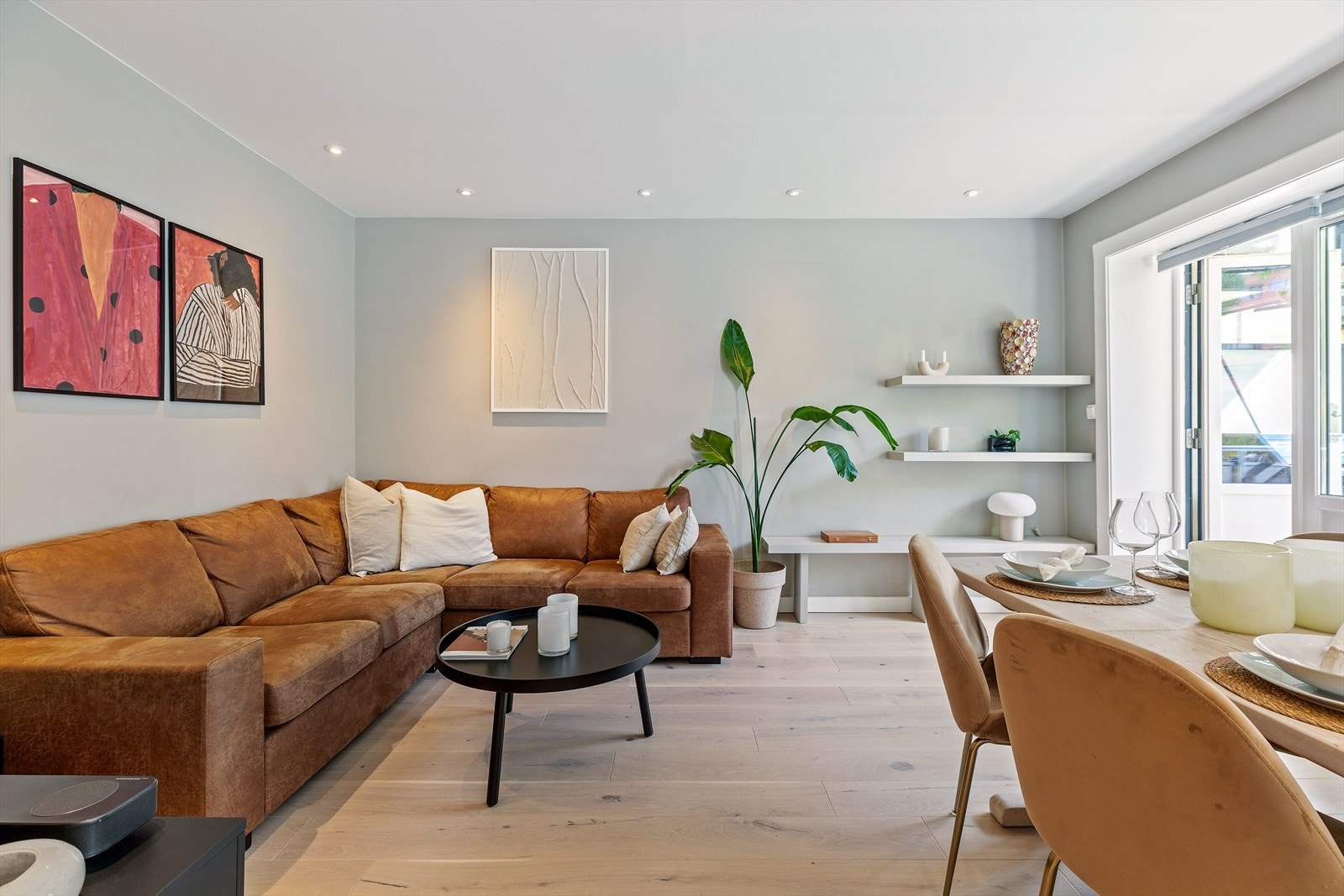 Stuen er av god størrelse med større sofagruppe og spisebord Galleribilde