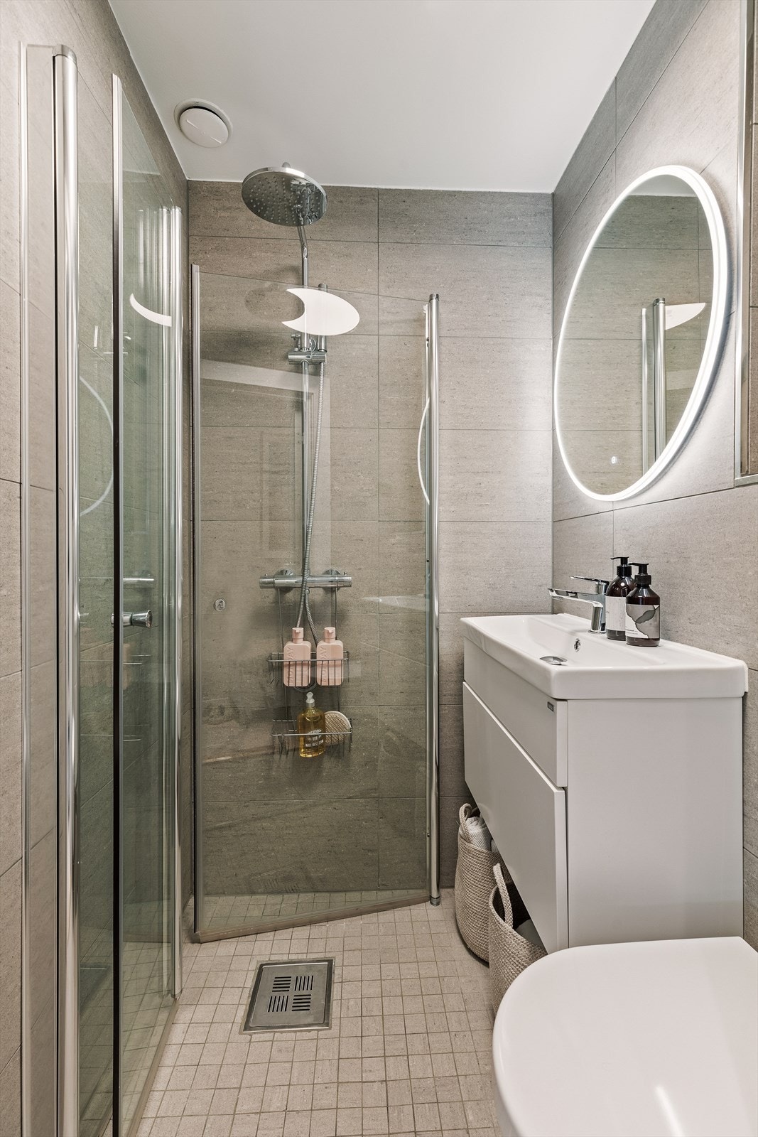 Lekre 60x30 fliser gjort i en lys fargetone som gir en "spalignende" følelse Galleribilde