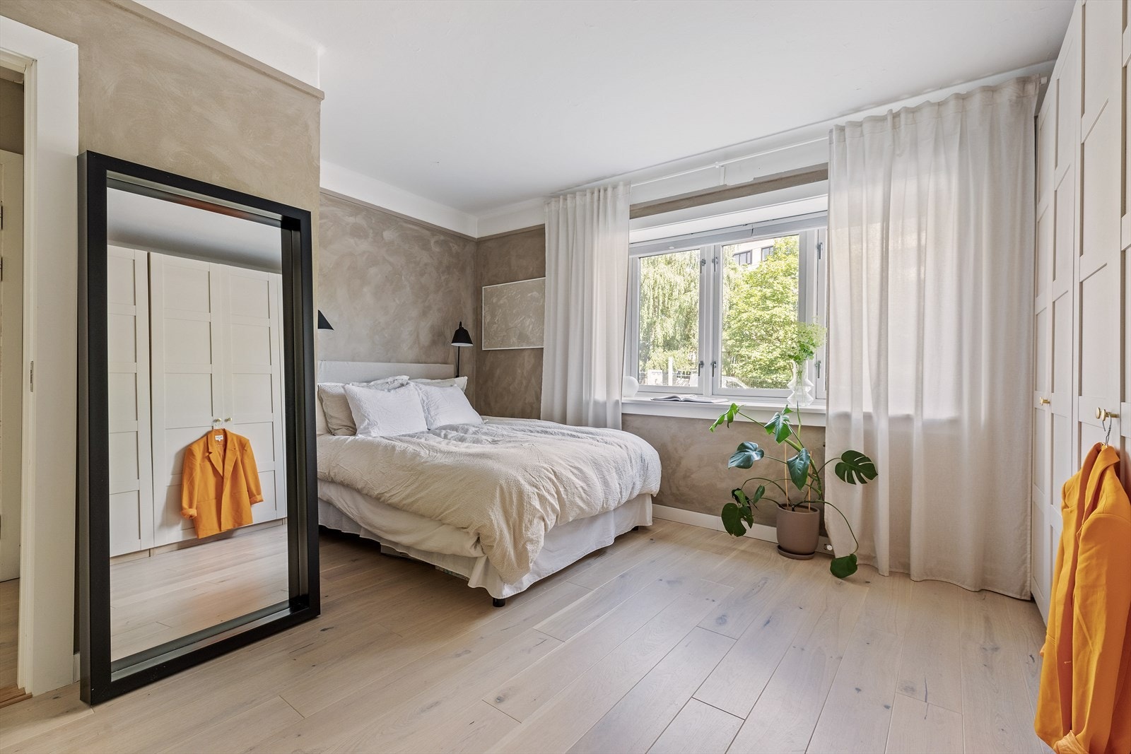 Her får du virkelig en følelse av "master bedroom" med nydelig kalkmalte vegger, sengegavl, stort garderobeskap og mye gulvareal Galleribilde