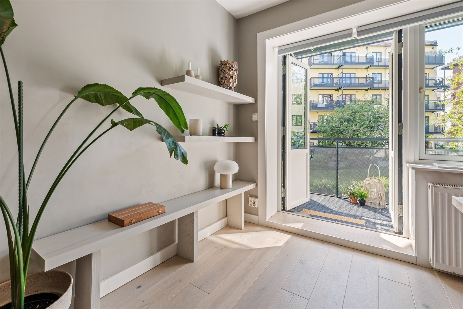 Balkongen blir en naturlig forlengse av stuen under sommerhalvåret Galleribilde