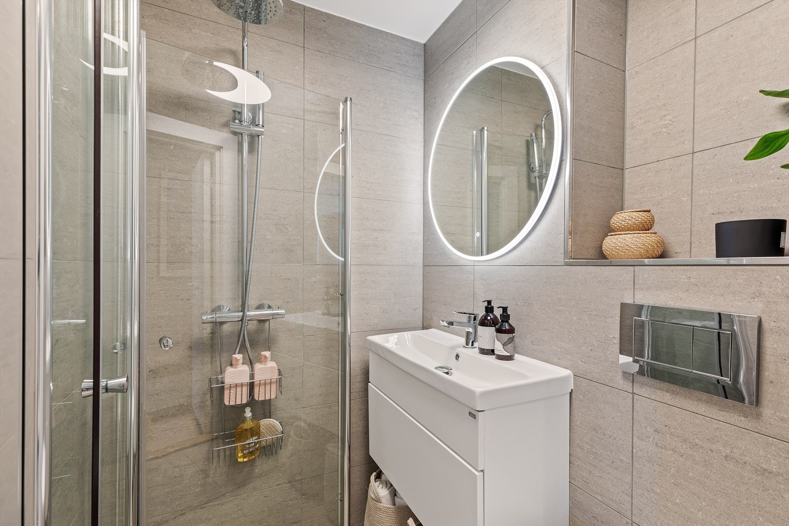 Baderommet ble pusset opp i 2020/21 og er gjort med flis på flis løsningen. Ny membran på gulv og utbedret fall. Galleribilde