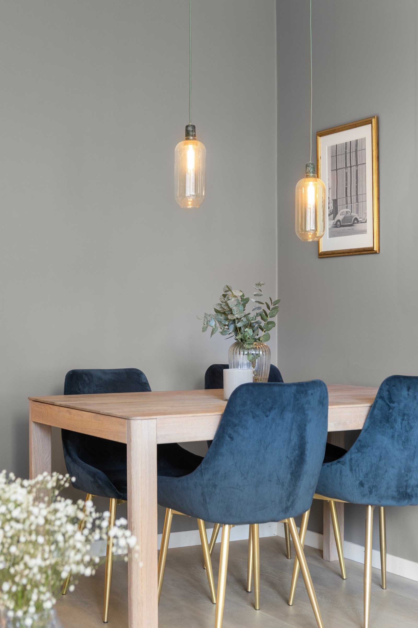 Plass til sofagruppe med tilhørende møblement og spisebord. Galleribilde