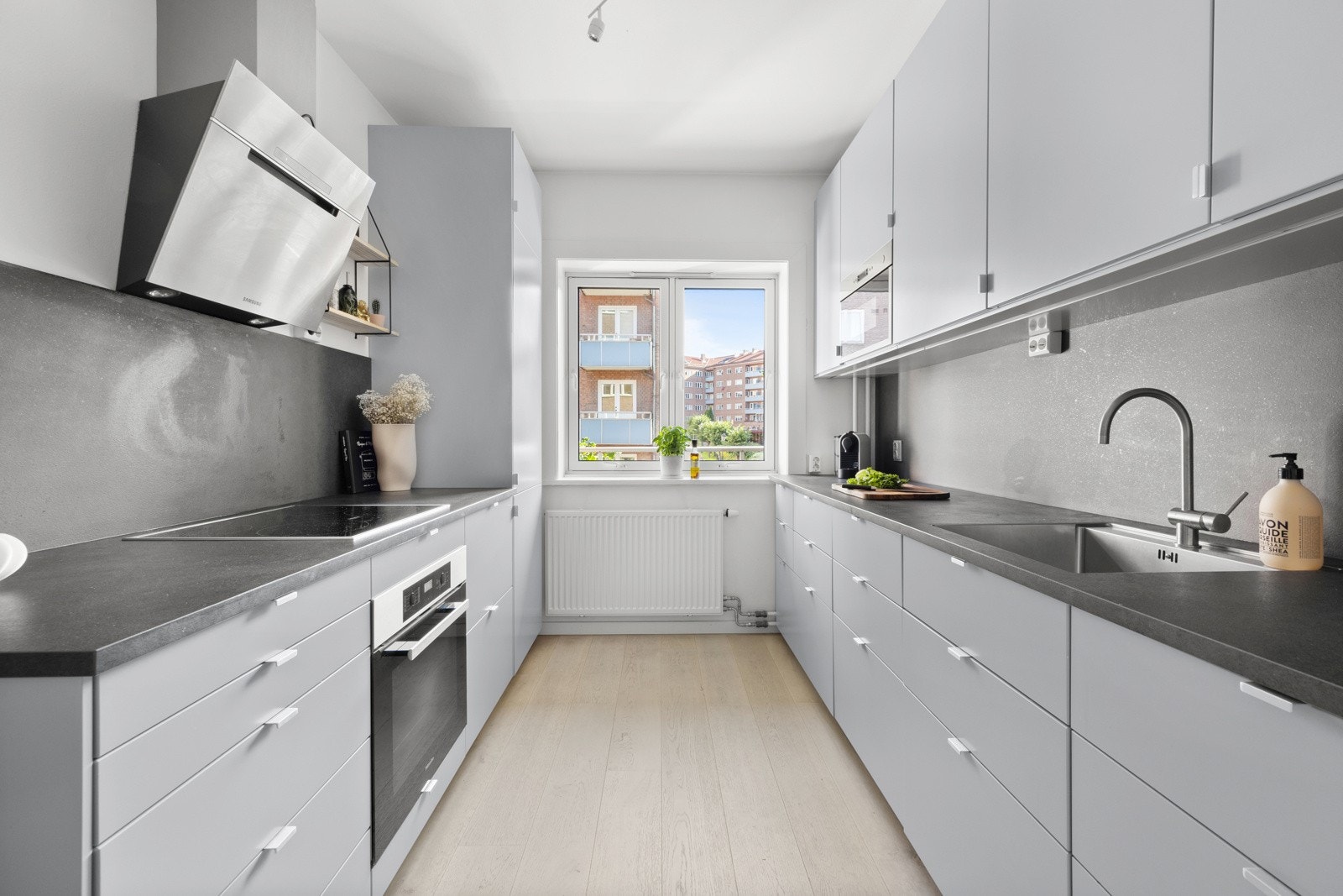 Leiligheten har et stilrent kjøkken fra 2018 i eget rom. Galleribilde