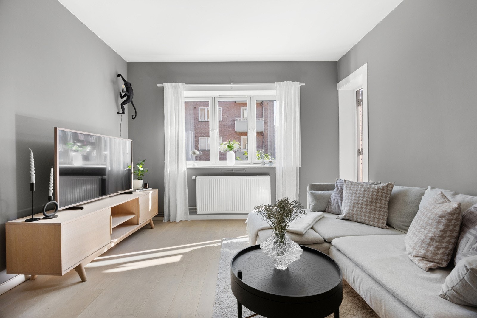 Store vindusflater slipper inn rikelig med naturlig lys, og skaper en god atmosfære. Galleribilde