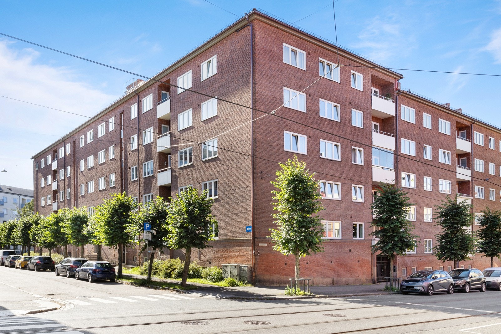 Fra leiligheten er det få minutters gangavstand til Sofienbergparken, Grünerløkka, Tøyenparken og Botanisk Hage. Galleribilde