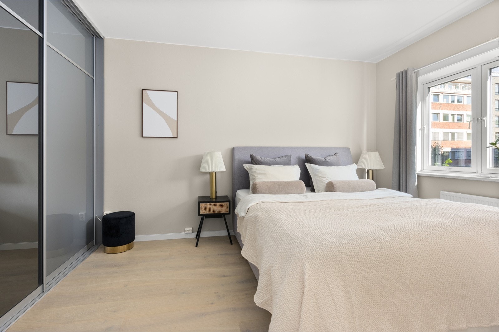 Plass til dobbeltseng, nattbord og annet ønsket møblering. Galleribilde