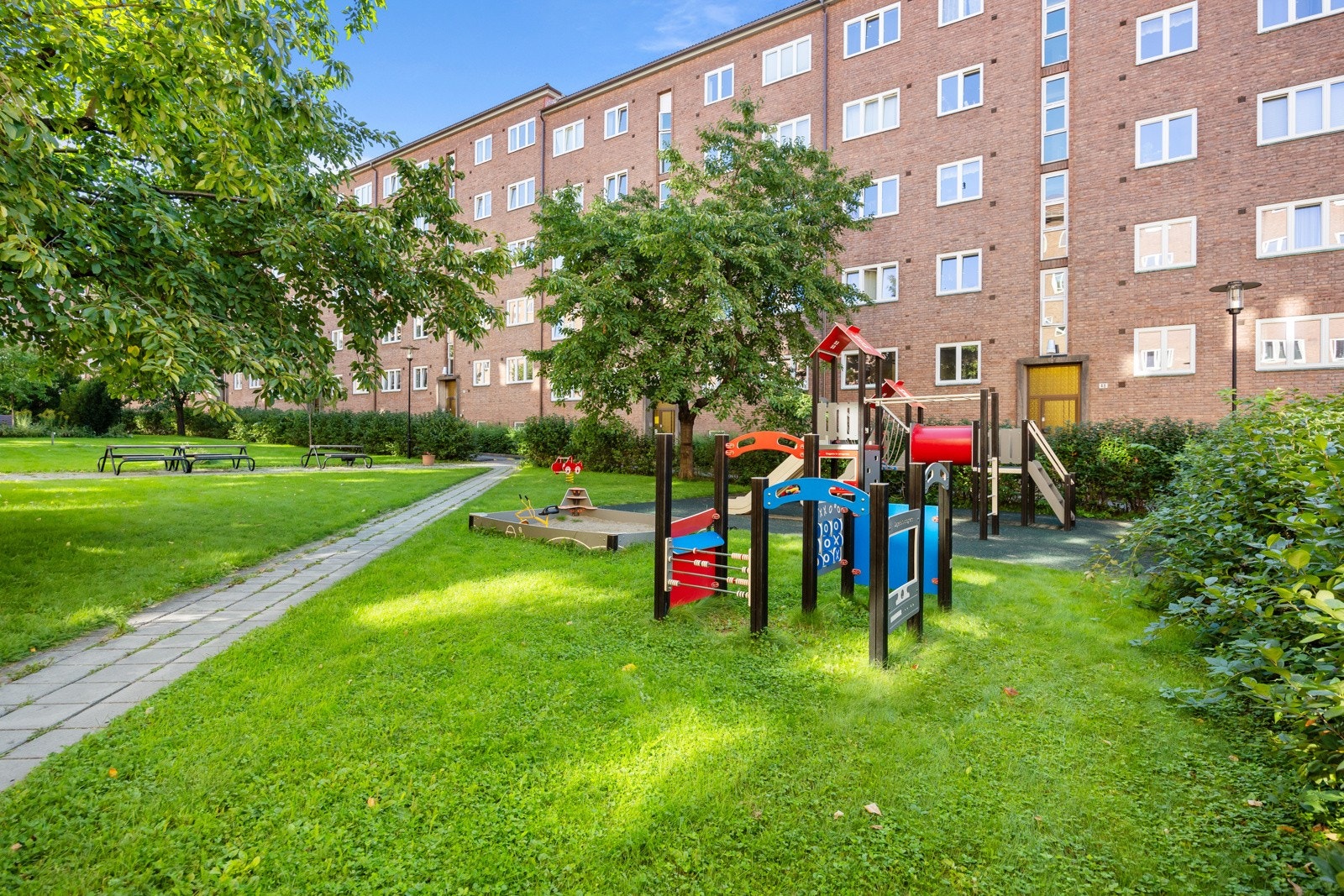 Det er felles sykkelparkering, hobbyrom, vaskeri, velferdslokale, brygglag og plantekasser. Galleribilde