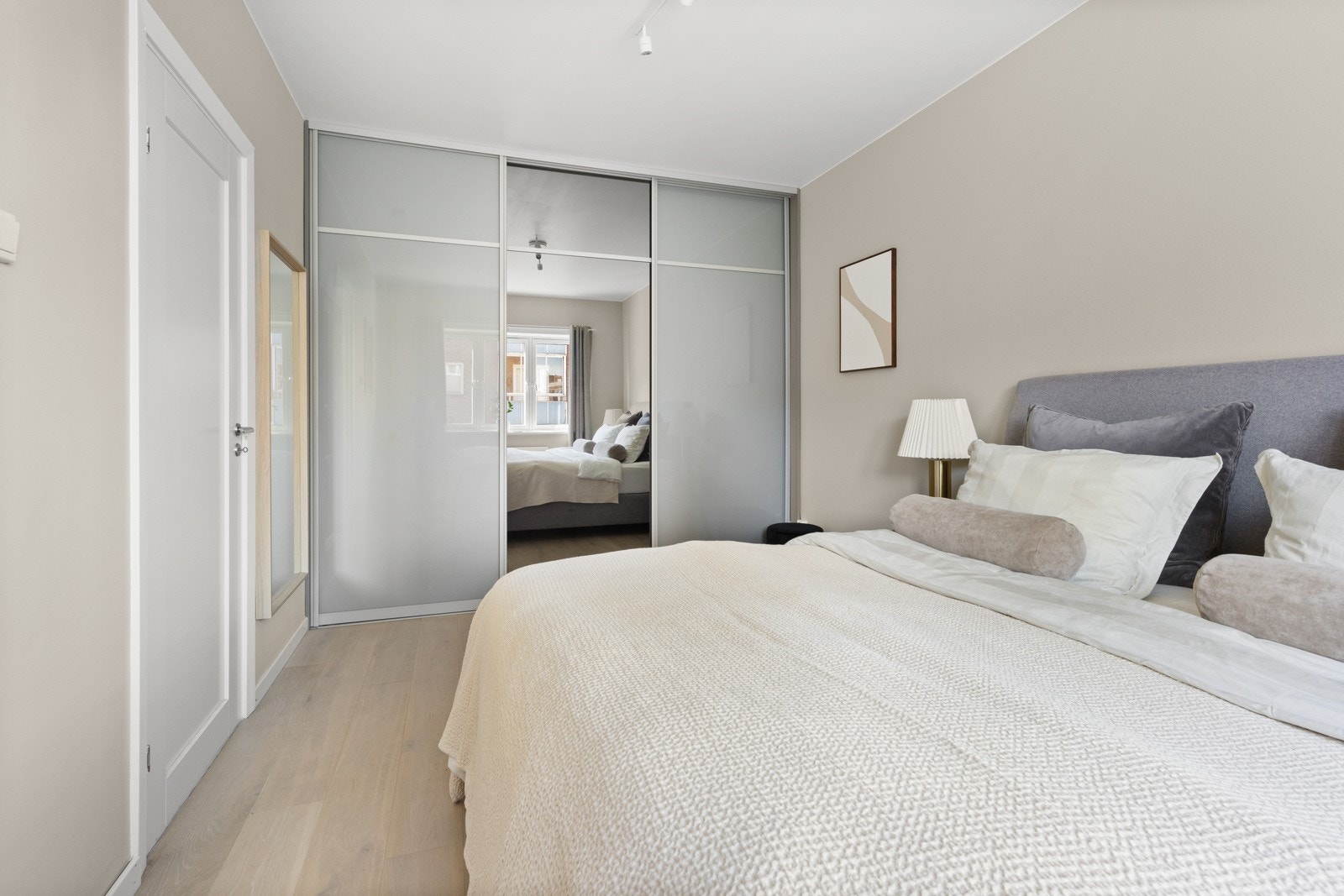 Det er PAX innredning og skyvedører fra Garderobeeksperten på soverommet fra 2018 som gir godt med skapplass. Galleribilde