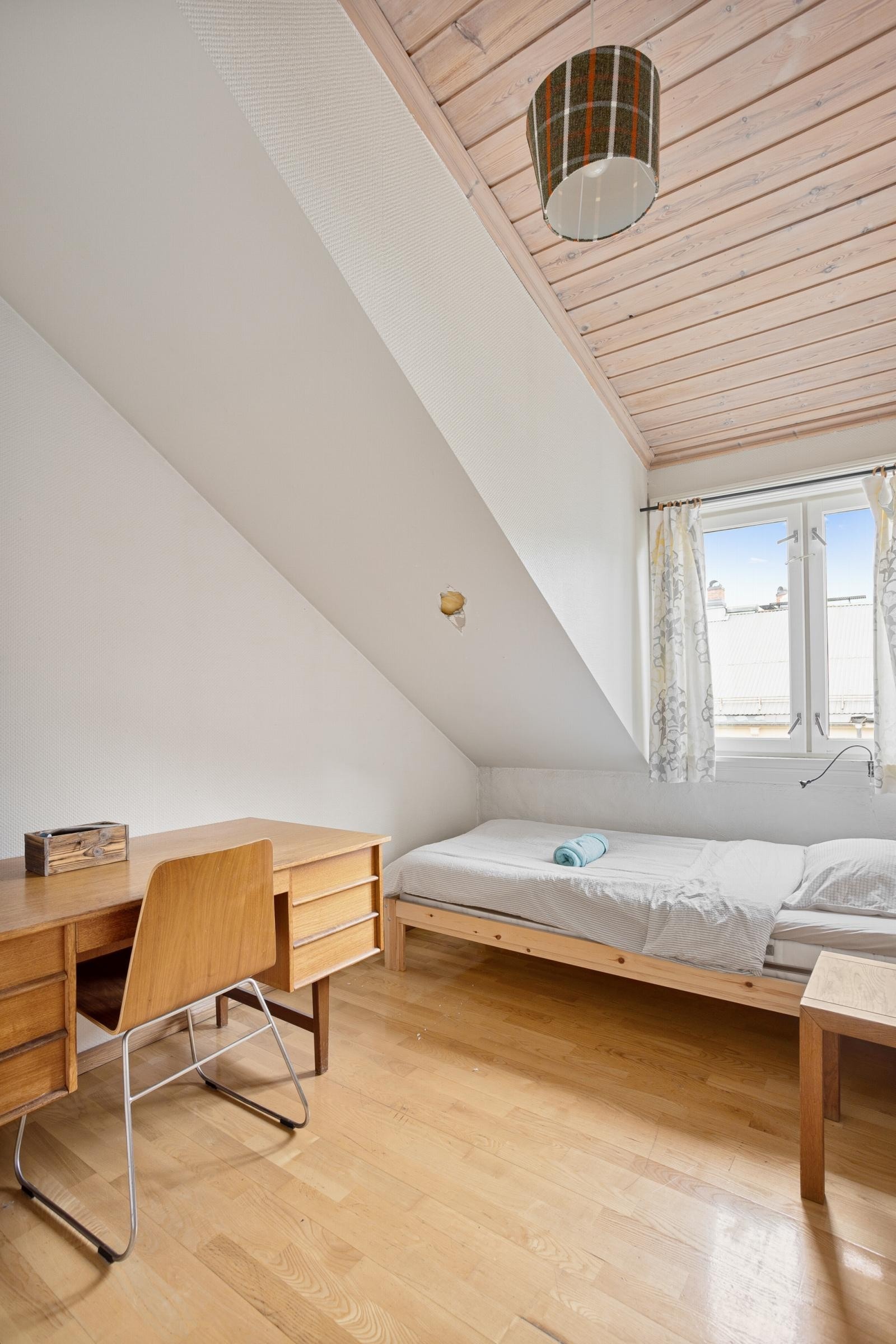 Soverom 3: Har adkomst fra gangen. Også dette rommet har plass til seng og oppbevaring. Galleribilde