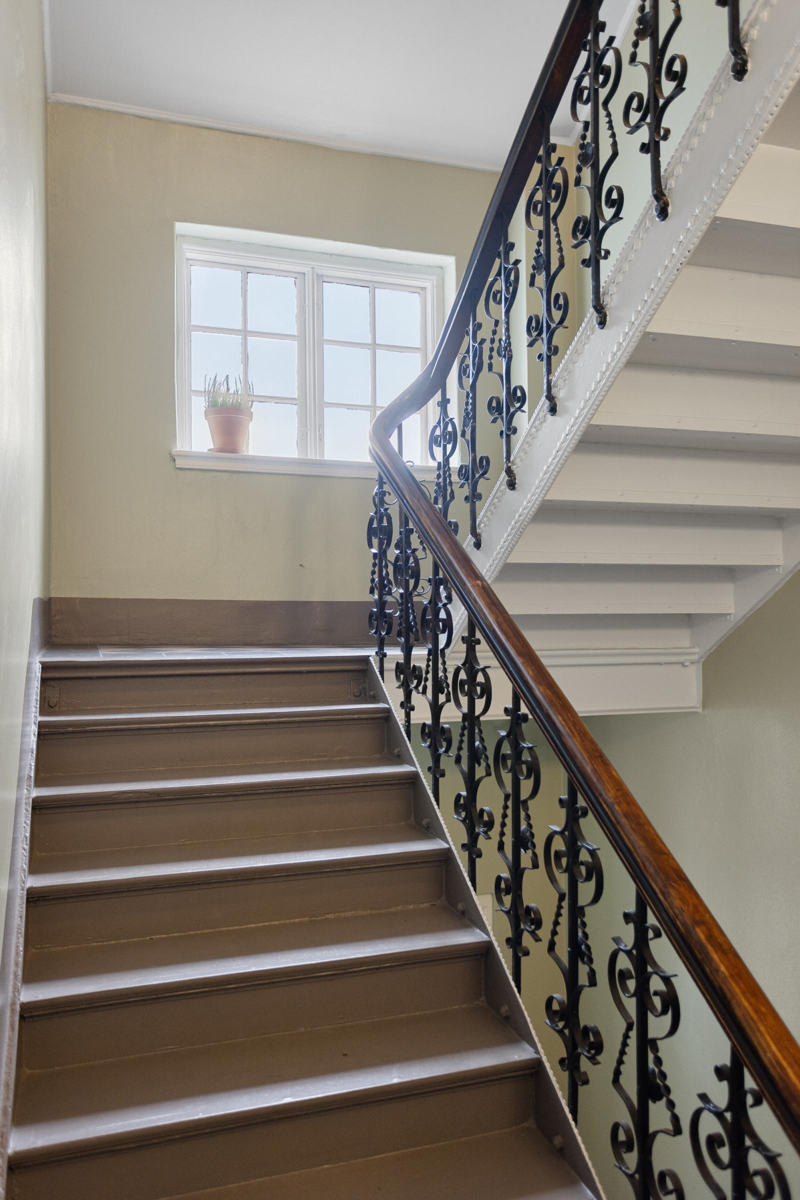 Leiligheten disponerer en loftsbod på 4 kvm (målt i gulvareal) og en kjellerbod på 6 kvm. Galleribilde