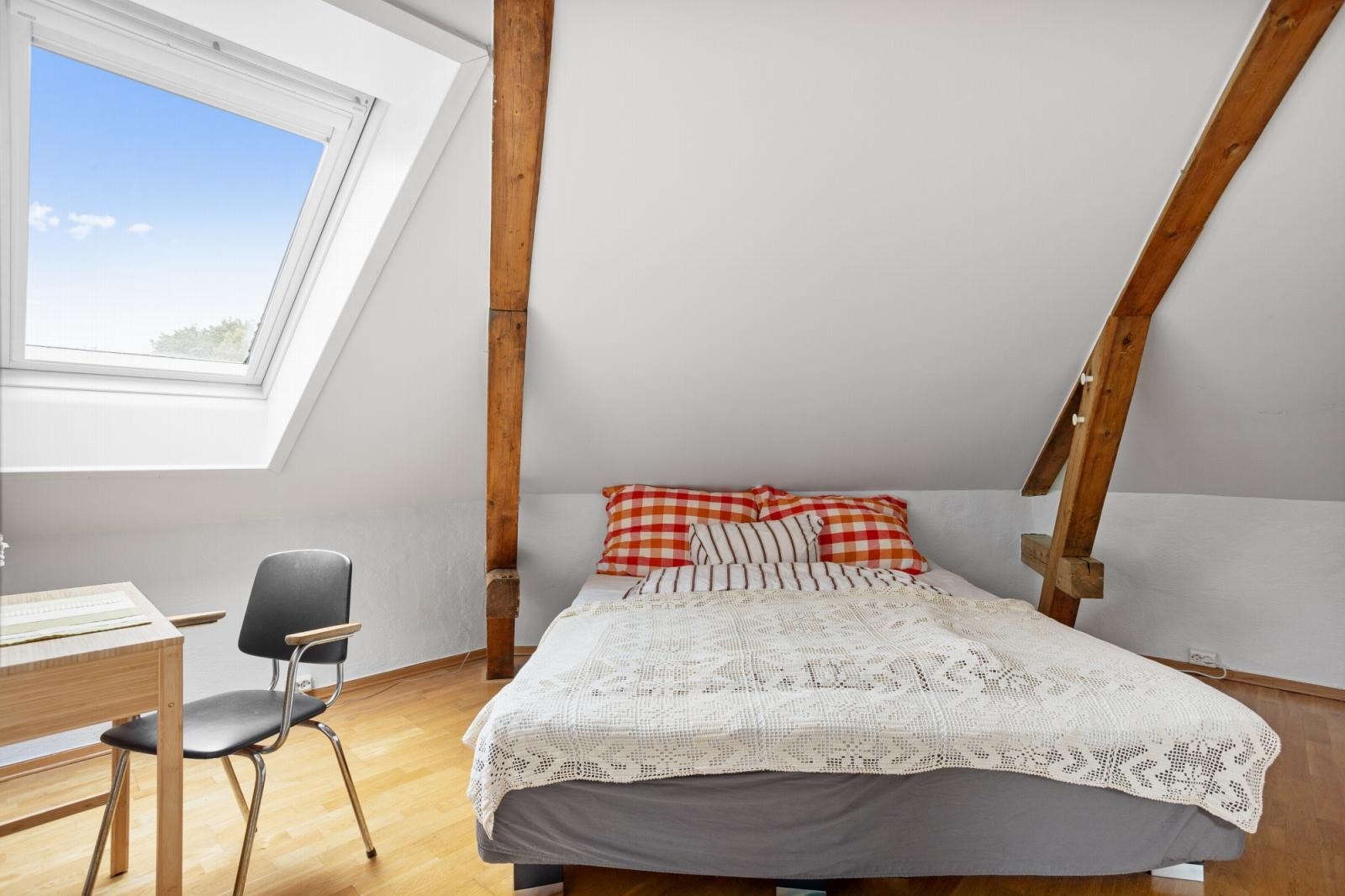 Soverom 1: Her er det plass til dobbeltseng, garderobe og kontor om ønskelig. Galleribilde