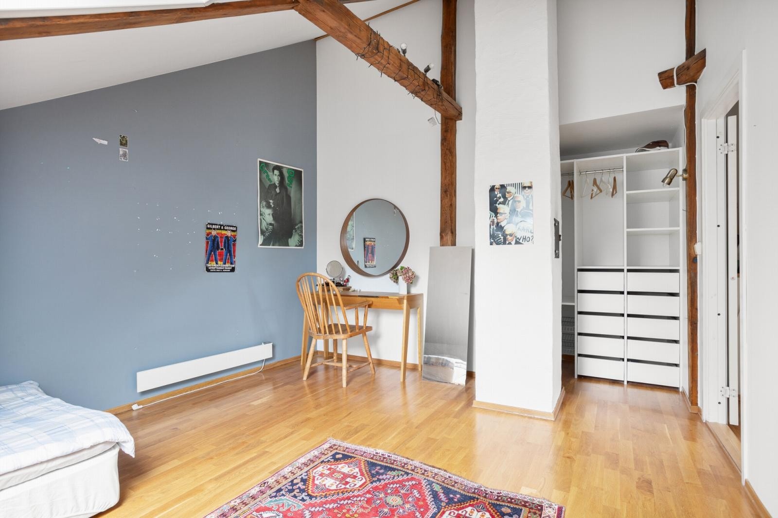 Rommet er av fin størrelse med rikelig plass til både seng og garderobe. Galleribilde