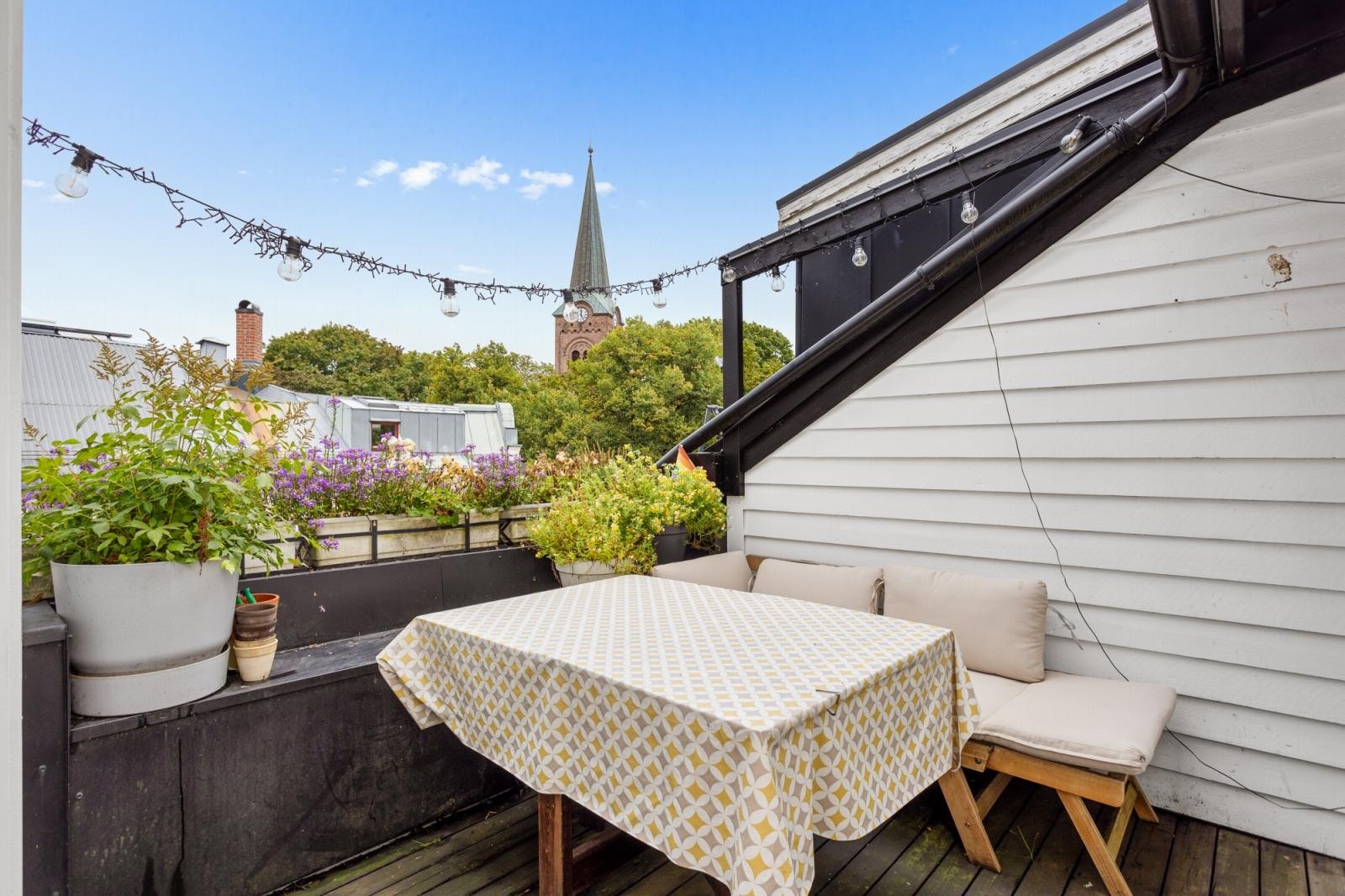 Fra stuen har man videre adkomst til leiligheten private takterrasse. Galleribilde