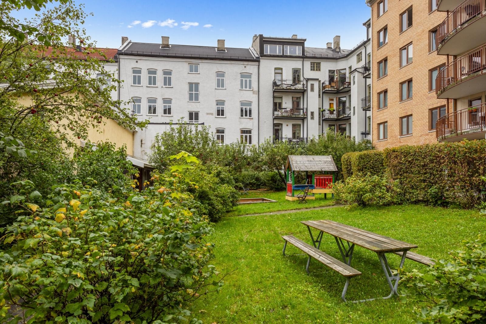 Parkmessig indre gårdsrom. Galleribilde