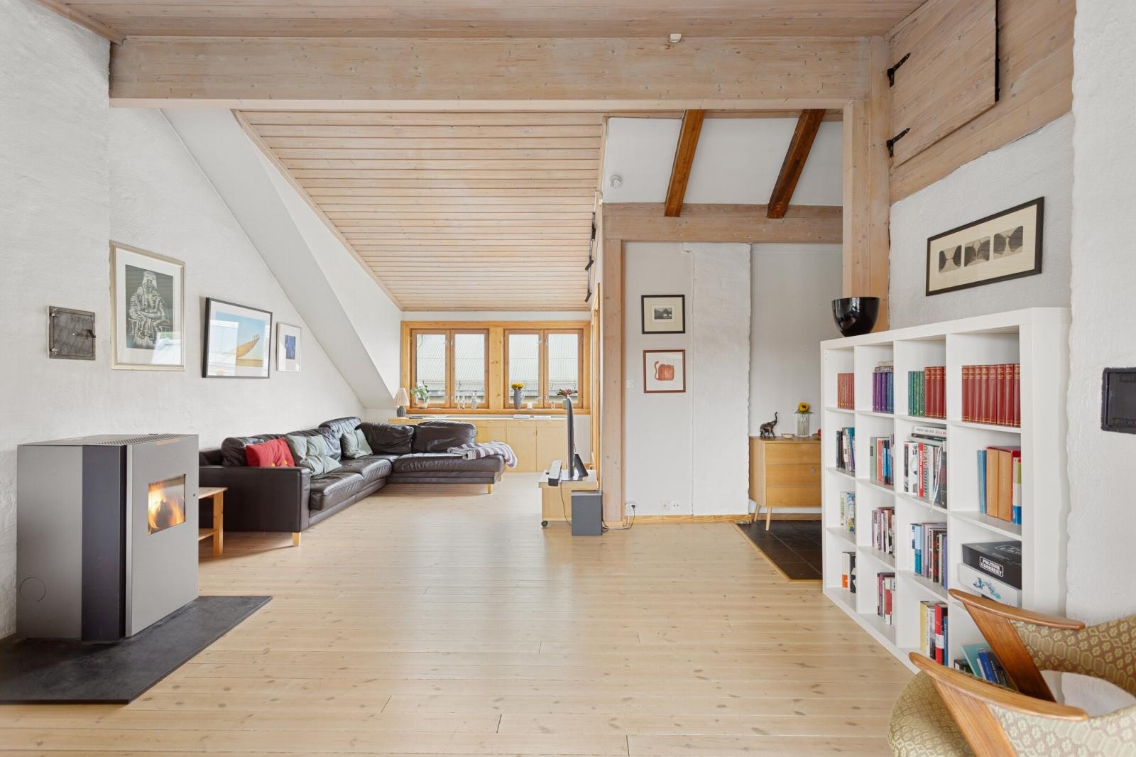 Leiligheten har opp mot 3m takhøyde i stuen. Galleribilde