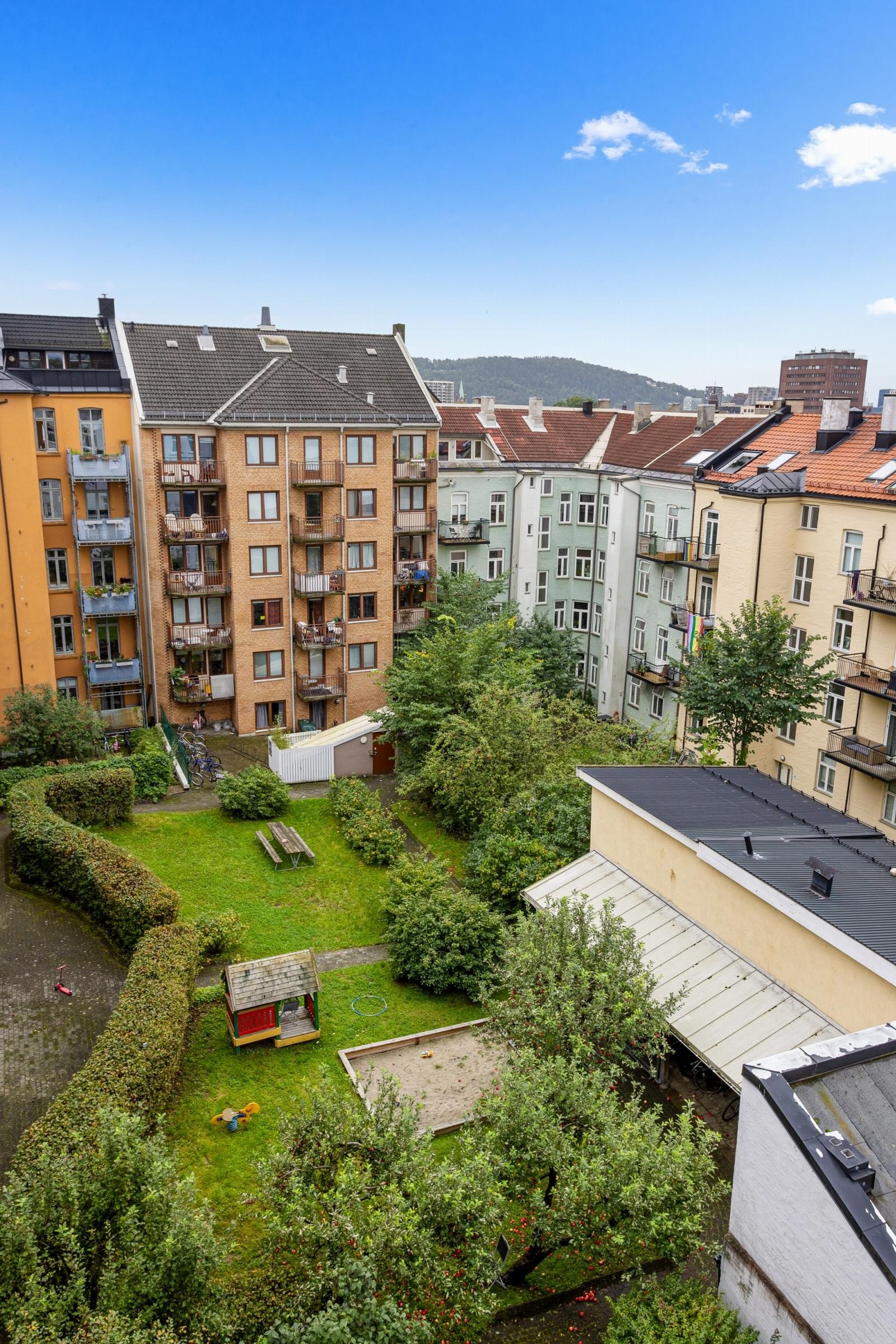 Bakgården er parkmessig opparbeidet. Galleribilde