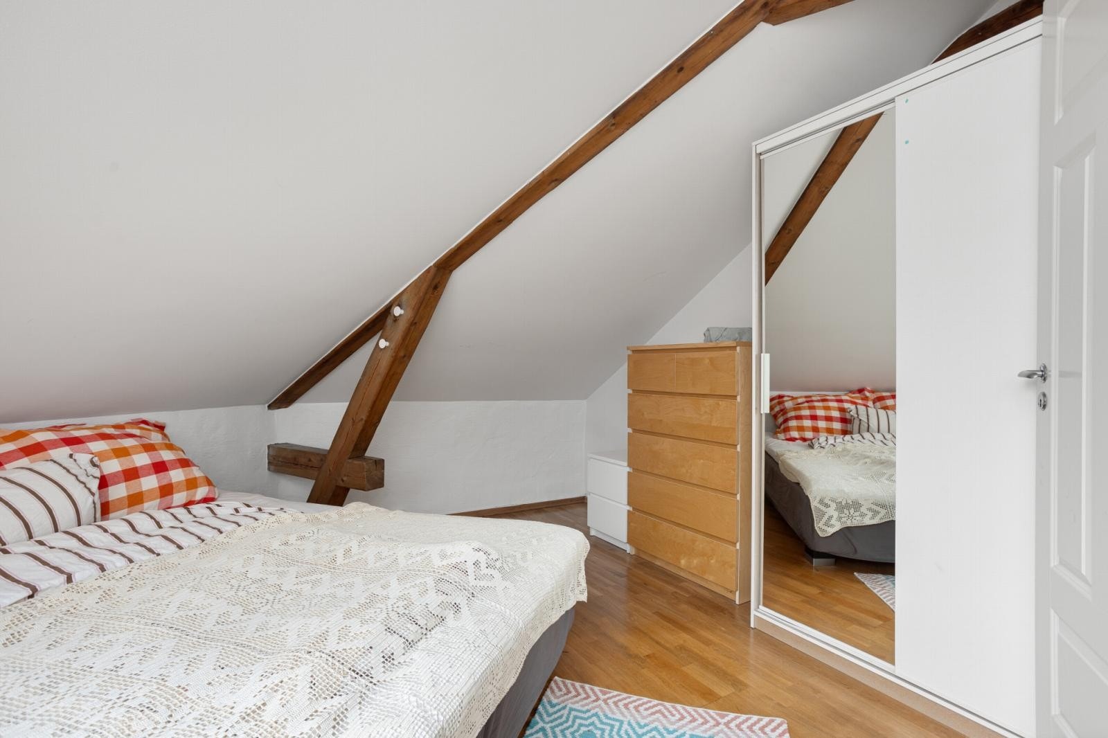 Soverom 1: Garderobeskapene i leiligheten medfølger i salget. Galleribilde