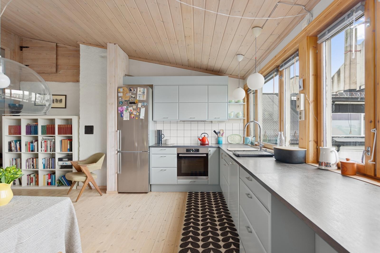 Pent kjøkken oppusset i 2021 med hvitevarer som medfølger i salget. Galleribilde