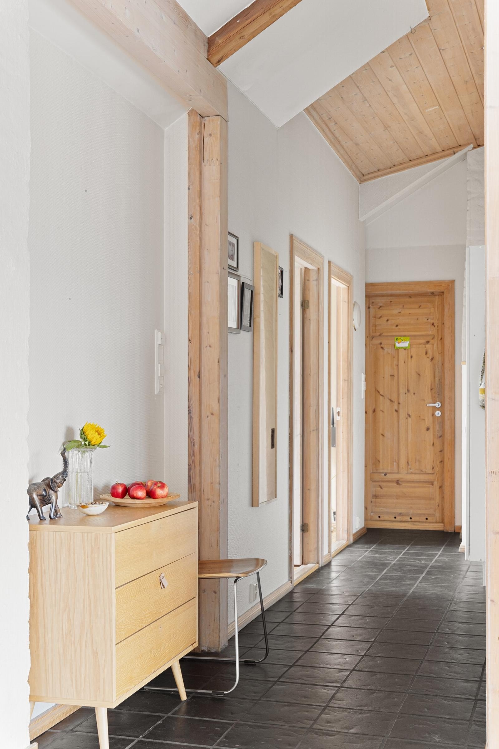 Fra gangen har man videre adkomst til leilighetens loftstue, bad og 3 soverom. Galleribilde