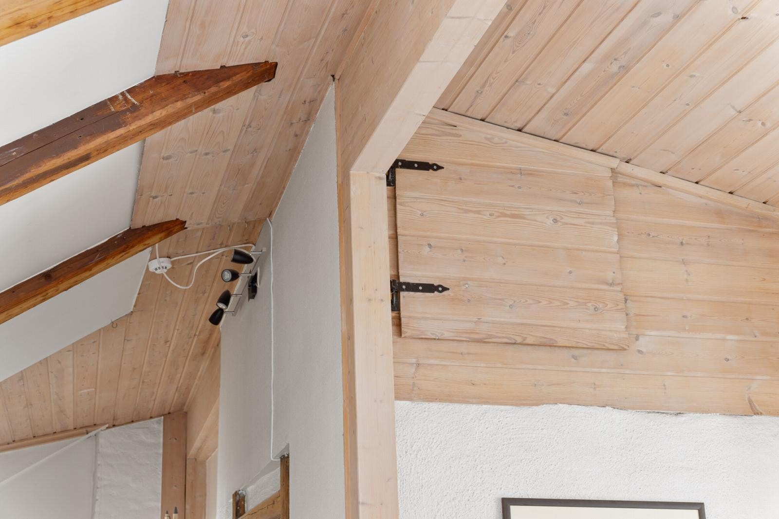 På kjøkkenet har man tilgang til kryploft for ytterligere oppbevaring. Galleribilde