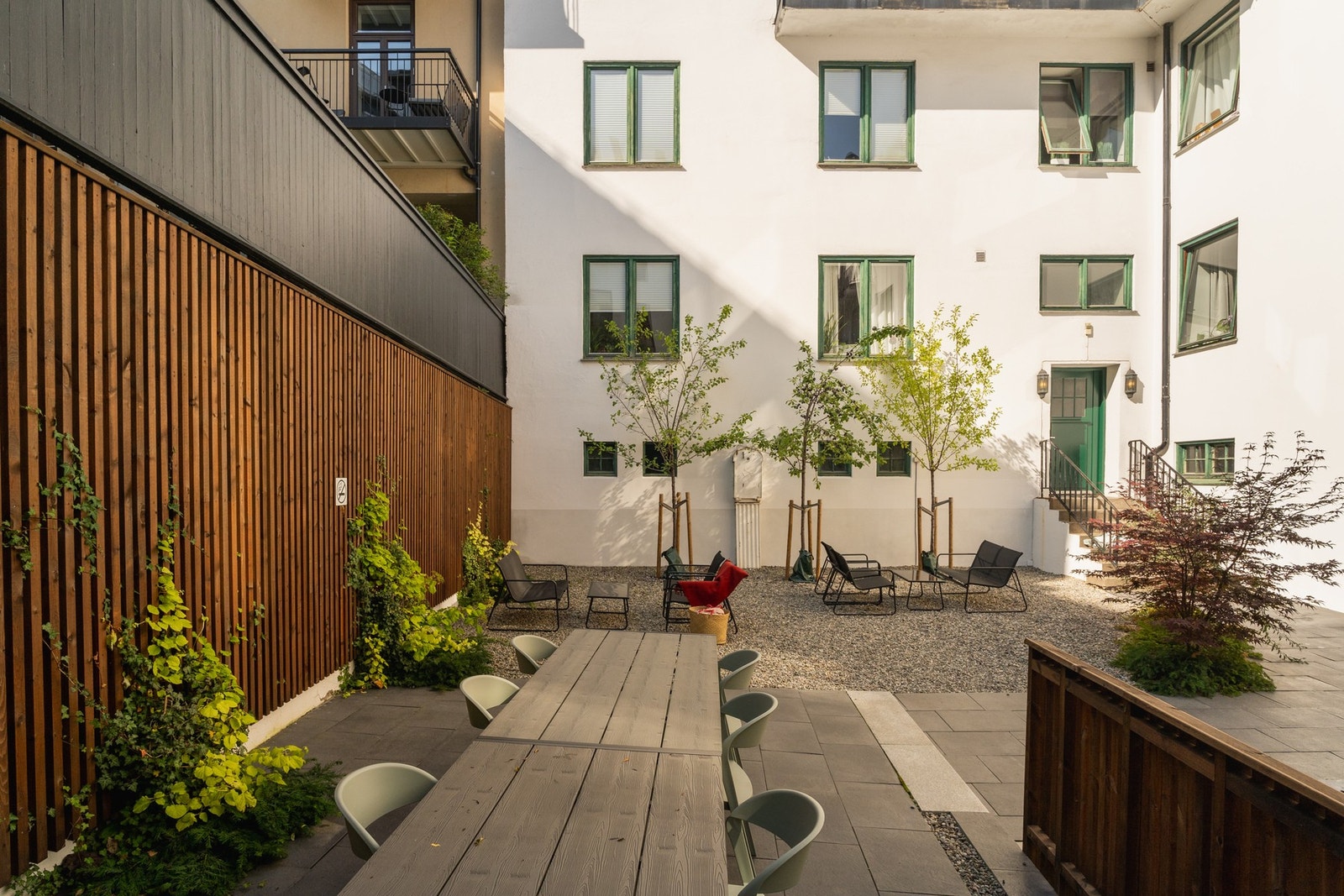 Pent opparbeidet bakgård med flere sittegrupper. Galleribilde