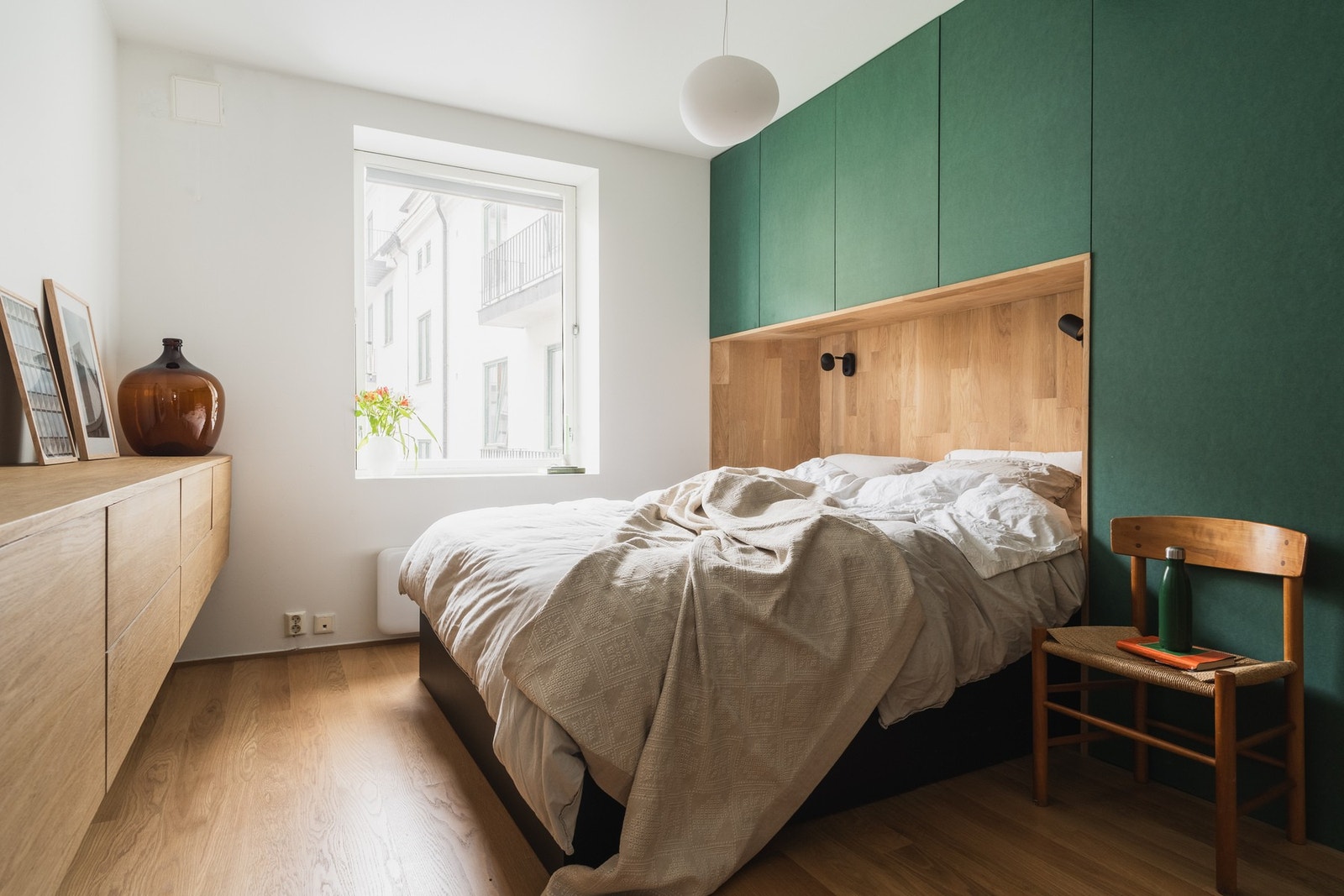 Hovedsoverommet vender mot rolig bakgård og er innholdsrikt med plass for dobbelseng og garderobeplass. Galleribilde