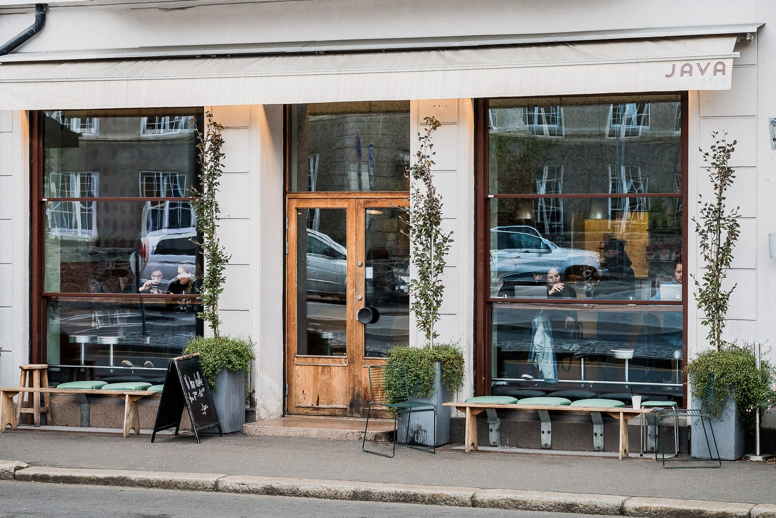 Innta gjerne morgenkaffen langs fortauskanten hos Java. Galleribilde