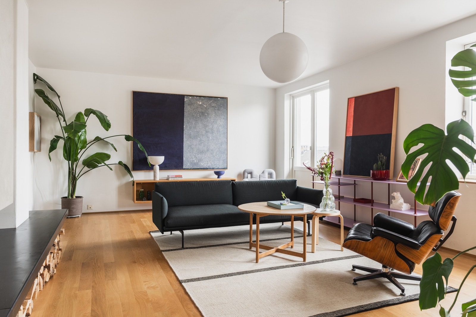 Store vindusflater slipper inn rikelig med naturlig lys. Galleribilde